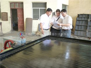 選礦用的巖金礦搖床設(shè)備